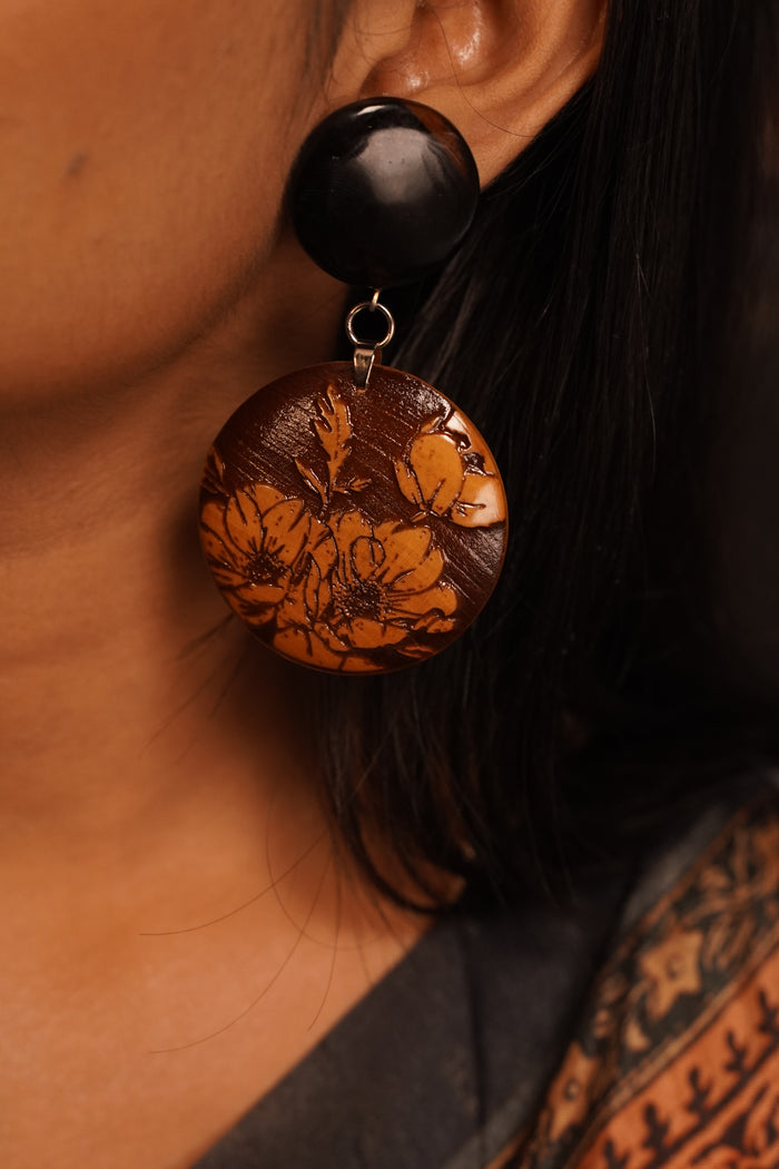 Arjuni handcrafted wooden earrings in natural wood finish – Chandrakalakriti