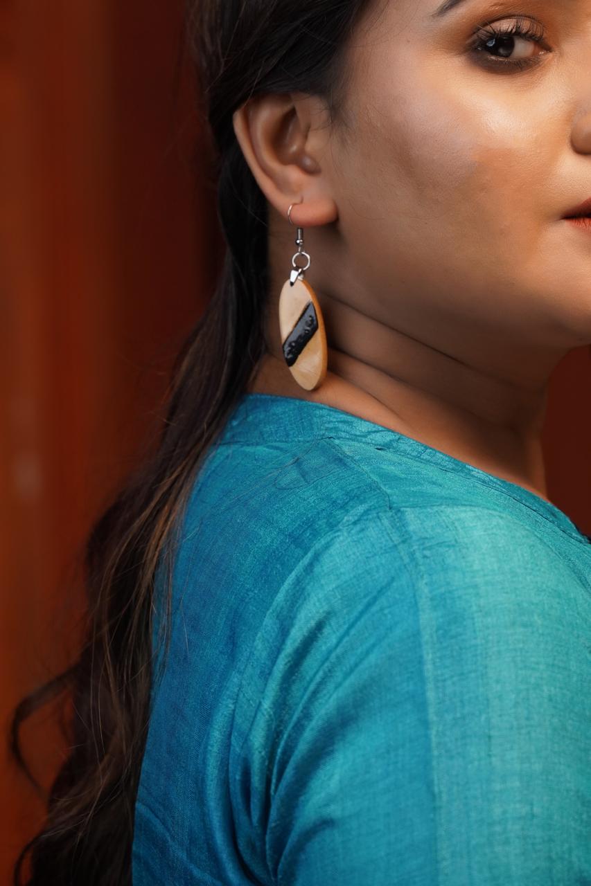 Cut veneer shape running off the edge of the pale Mohana oval