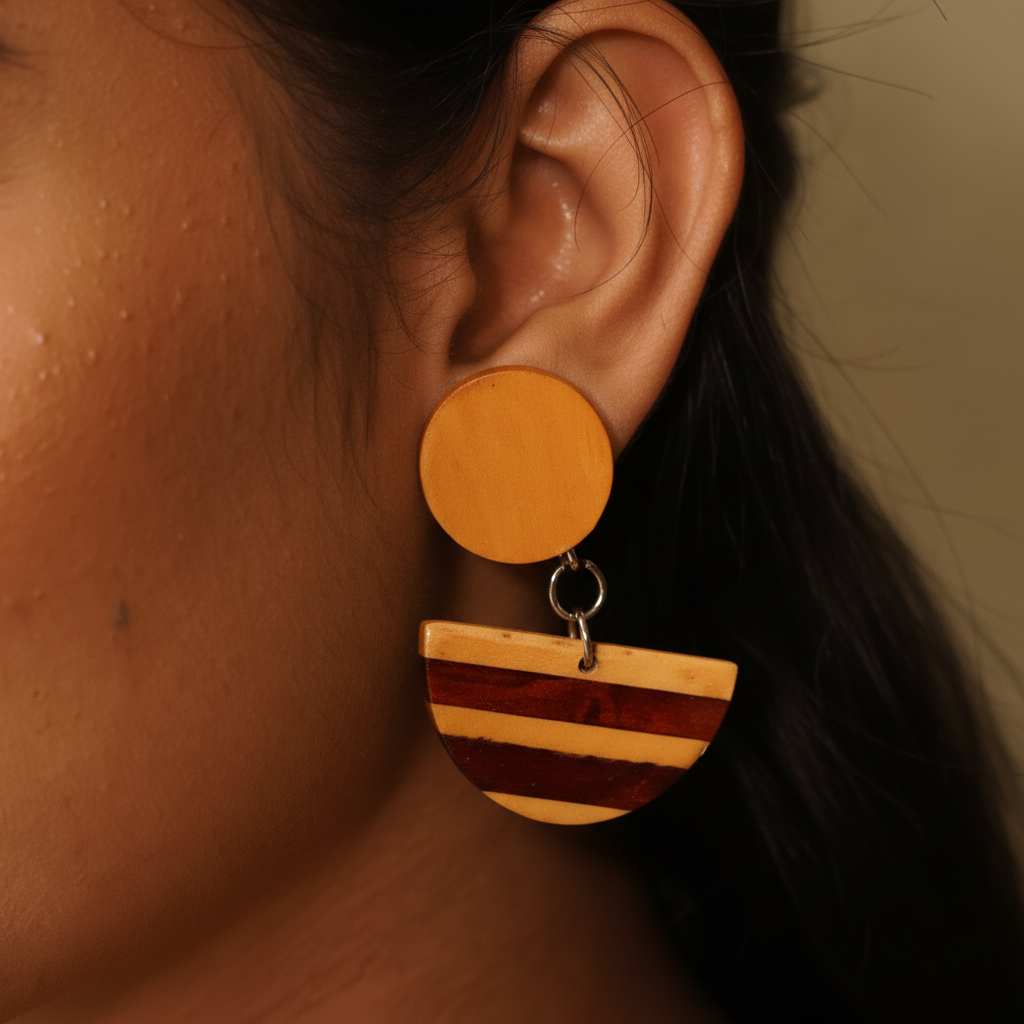 Close view of the joined Boxwood and Padauk bands on the Raga half-round boat